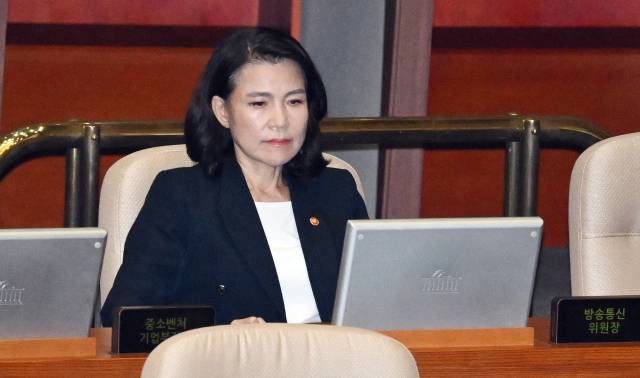 이진숙 방송통신위원장이 이달 21일 열린 국회 본회의에 출석해 ‘방송 3법’ 중 하나인 방송문화진흥회법 일부개정법률안(방문진법) 통과를 지켜보고 있다. 오승현 기자