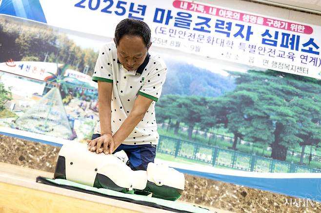 유광호 경북 예천군 감천면 벌방리 이장이 심폐소생술 실습을 하고 있다. ⓒ시사IN 박미소