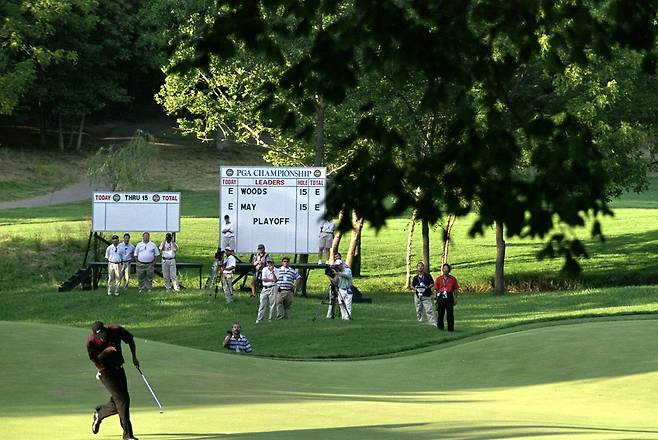 타이거 우즈가 2000년 8월 열린 PGA 챔피언십 최종 라운드 연장 첫 홀에서 퍼트를 성공시킨 뒤 손가락으로 홀을 가리키고 있다. 게티이미지코리아