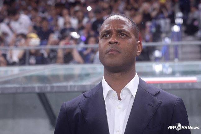 패트릭 클루이베르트 인도네시아 감독이 지난 6월 일본 수이타의 파나소닉 스타디움에서 열린 2026 국제축구연맹(FIFA) 북중미월드컵 아시아 지역 최종예선 C조 최종전을 바라보고 있다. /AFPBBNews=뉴스1