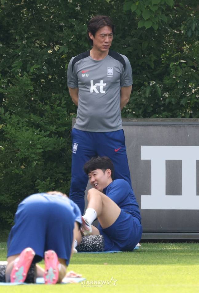 지난 6월 대표팀 소집에서 손흥민이 홍명보 감독이 지켜보는 가운데 스트레칭 훈련을 하고 있다. /사진=김진경 대기자