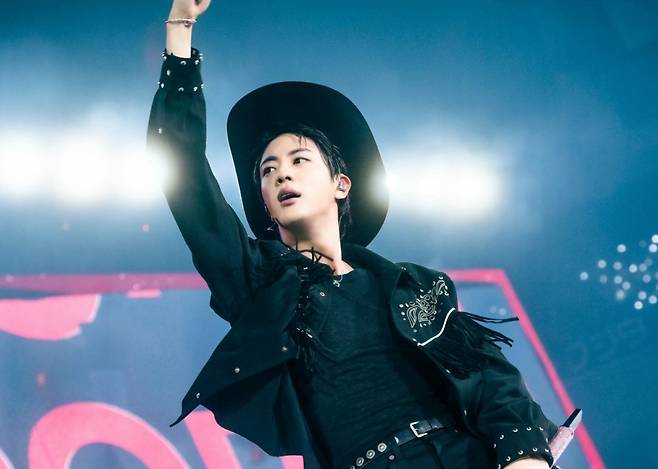 "방탄소년단 진은 천재, 천재 그 자체" 솔로 투어 해외 매체 잇단 호평