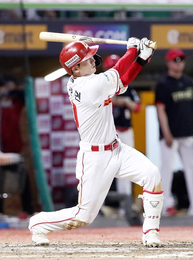 안상현이 6회말 솔로 홈런을 터뜨리고 있다. /사진=SSG 랜더스 제공