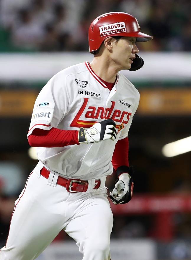 홈런을 날리고 타구를 바라보며 뛰어나가고 있는 안상현. /사진=SSG 랜더스 제공