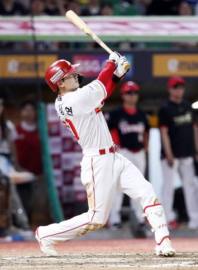 홈런을 날리는 안상현. /사진=SSG 랜더스 제공