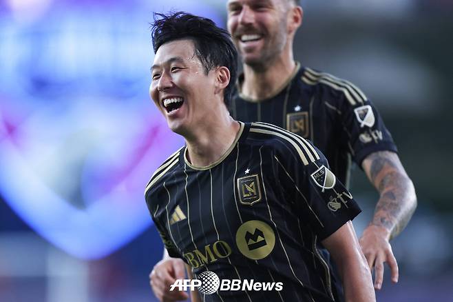 로스앤젤레스(LA)FC 손흥민이 지난 24일 FC댈러스 원정에서 미국 프로축구 메이저리그사커(MLS) 데뷔골을 터뜨린 뒤 기뻐하고 있다. /AFPBBNews=뉴스1