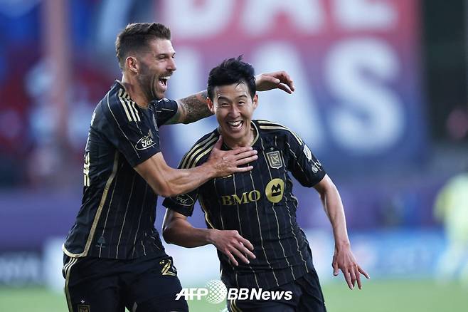 로스앤젤레스(LA)FC 손흥민이 지난 24일 FC댈러스 원정에서 미국 프로축구 메이저리그사커(MLS) 데뷔골을 터뜨린 뒤 기뻐하고 있다. /AFPBBNews=뉴스1