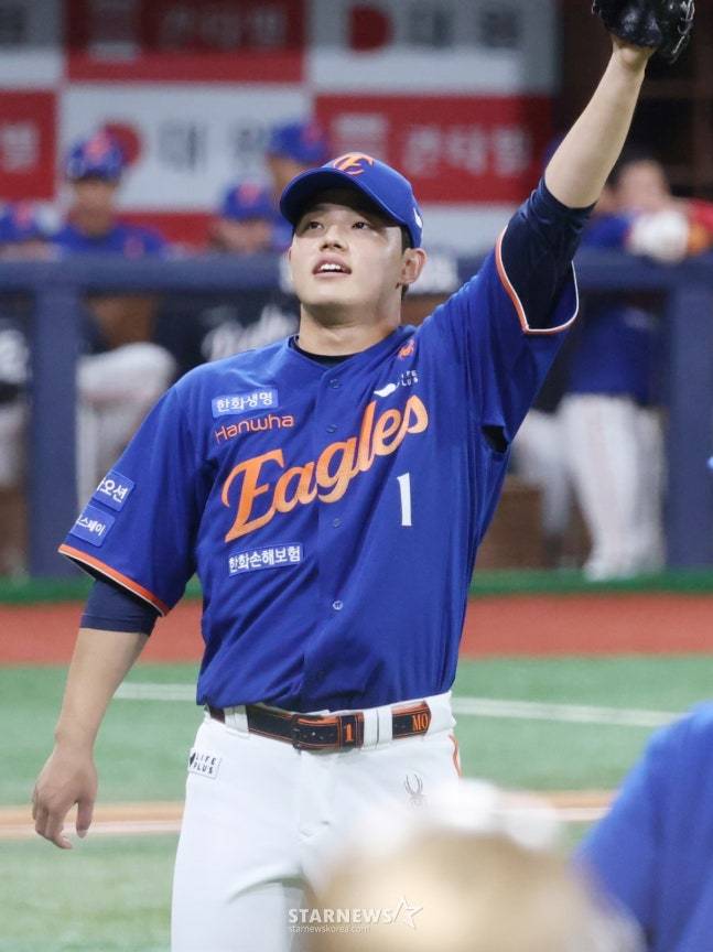 2025 신한 SOL Bank KBO리그키움 히어로즈 대 한화 이글스 경기가 27일 서울 고척스카이돔에서 열렸다.  한화 선발 문동주가 6회 투구를 마친 후 손을 번쩍 들고 있다. /사진=김진경 대기자