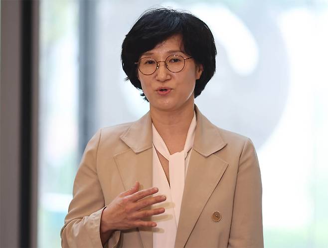 원민경 여성가족부 장관 후보자가 18일 인사청문회 준비 사무실이 마련된 서울 한국청소년활동진흥원으로 출근하며 취재진 질의에 답하고 있다. 연합뉴스
