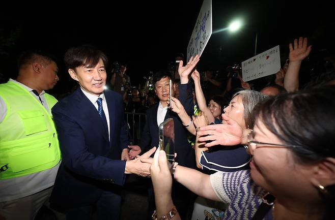 조국 전 조국혁신당 대표가 지난 8월 15일 서울 구로구 남부교도소에서 광복절 특별사면·복권 조치로 출소한 뒤 지지자들과 인사를 나누고 있다. 사진공동취재단