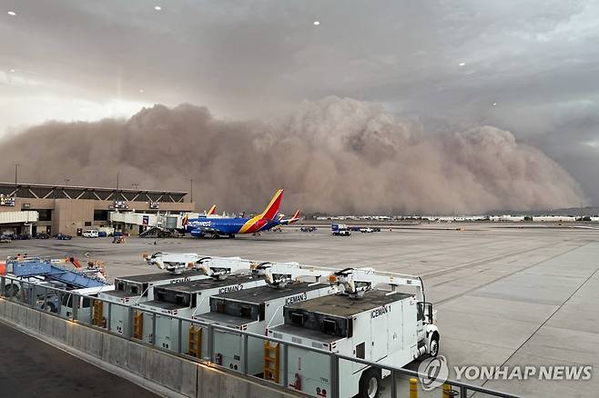 지난 25일 미 애리조나주 피닉스 스카이하버 국제공항에 덮친 모래폭풍  [City of Phoenix / AFP=연합뉴스. 재판매 및 DB 금지]