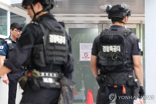 폭발물 수색하는 경찰특공대 7월 7일 서울 성북구 성신여대에 폭발물이 설치됐다는 의심 신고가 접수돼 경찰특공대 폭발물 처리반이 수색하고 있다. [연합뉴스 자료사진]