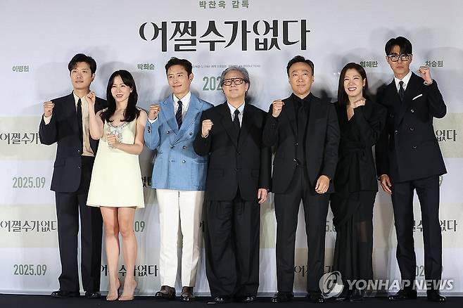 영화 '어쩔수가없다' 제작보고회 (서울=연합뉴스) 강민지 기자 = 19일 서울 용산구 CGV 용산아이파크몰에서 열린 영화 '어쩔수가없다' 제작보고회에서 감독과 배우들이 포즈를 취하고 있다. 왼쪽부터 박희순, 손예진, 이병헌, 박찬욱 감독, 이성민, 염혜란, 차승원.  2025.8.19 mjkang@yna.co.kr