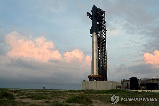 26일 미 텍사스 발사대에 세워진 스페이스X의 스타십 [로이터=연합뉴스. 재판매 및 DB 금지]