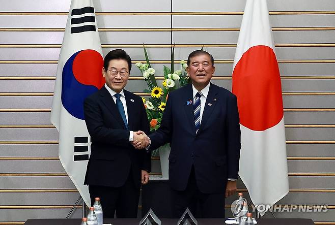 이재명 대통령, 이시바 총리와 한일 확대정상회담 (도쿄=연합뉴스) 홍해인 기자 = 이재명 대통령과 이시바 시게루 일본 총리가 23일 일본 도쿄 총리 관저에서 열린 한일 확대정상회담에 앞서 기념촬영을 하며 악수하고 있다. 2025.8.23 hihong@yna.co.kr