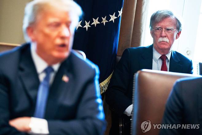 2018년 4월 9일 백악관 내각회의 당시 도널드 트럼프 미 대통령과 존 볼턴 국가안보보좌관의 모습 [AP 연합뉴스 자료사진. 재배포 및 DB 금지]