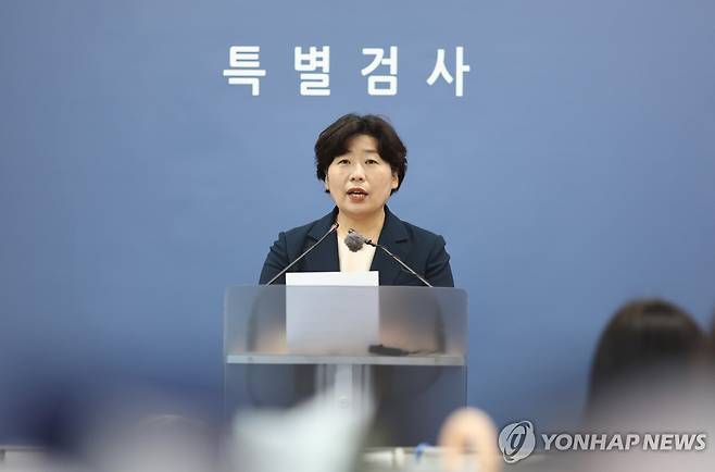 브리핑하는 박지영 특검보 (서울=연합뉴스) 윤동진 기자 = 박지영 내란 특검보가 15일 서초구 서울고검에서 진행된 브리핑에서 발언하고 있다. 2025.7.15 mon@yna.co.kr