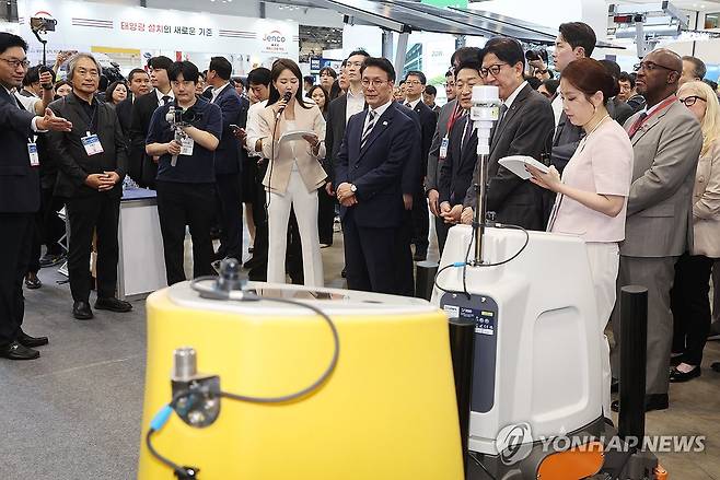 기후산업국제박람회 둘러보는 김민석 총리 [강선배 기자]