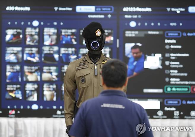 전시회에 선보인 인공지능(AI) 경찰 사이보그 [EPA=연합뉴스 자료사진]