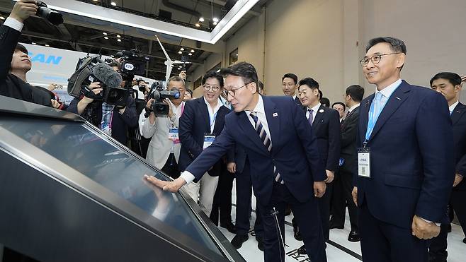 두산 부스를 찾은 김민석 국무총리와 정연인 두산에너빌리티 부회장 [두산 제공. 재판매 및 DB 금지]