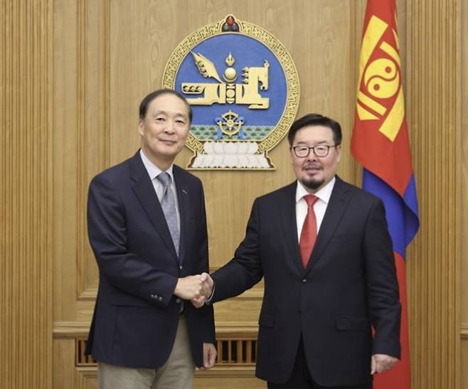 장원삼 코이카 이사장 잔당샤타르 몽골 총리와 면담 장원삼 코이카 이사장(사진 좌측)은 지난 25일 몽골 수도 울란바타르에서 검버자브 잔당샤트르 몽골 총리(사진 우측)와 면담하며 개발협력 확대 방안을 논의했다. [코이카 제공. 재판매 및 DB 금지]
