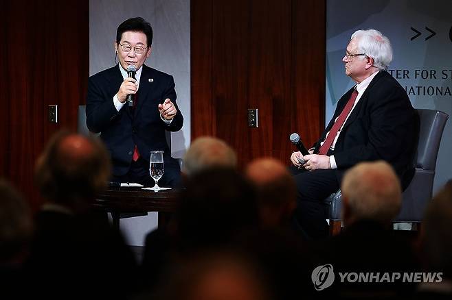 CSIS 소장 질문에 답하는 이재명 대통령 (워싱턴=연합뉴스) 홍해인 기자 = 이재명 대통령이 25일(현지시간) 미국 워싱턴DC 국제전략문제연구소(CSIS)에서 정책 연설 뒤 존 햄리 CSIS 소장의 질문에 답하고 있다. 2025.8.26 hihong@yna.co.kr