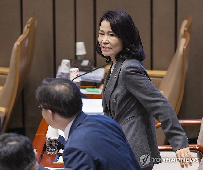 국회 예결위 참석한 이진숙 방통위원장 (서울=연합뉴스) 황광모 기자 = 이진숙 방송통신위원회 위원장이 25일 국회 예산결산특별위원회 전체 회의에 입장하고 있다. 2025.8.25 hkmpooh@yna.co.kr