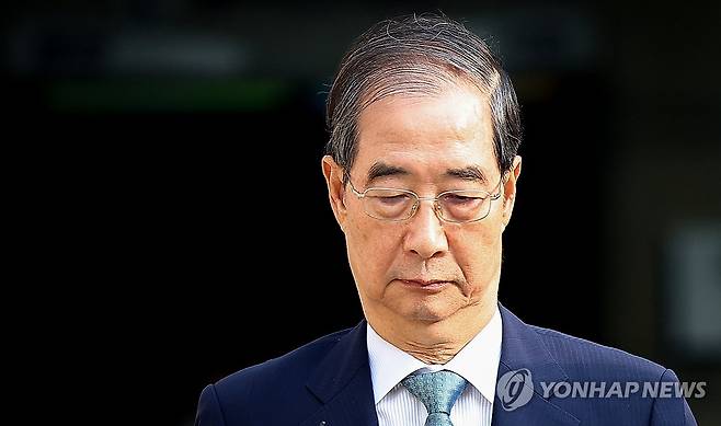 법원 나서는 한덕수 총리 (서울=연합뉴스) 김도훈 기자 = 윤석열 전 대통령의 내란 행위 방조 혐의를 받는 한덕수 전 국무총리가 27일 구속 전 피의자 심문(영장실질심사)을 마친 뒤 대기 장소인 서울구치소로 이동하기 위해 서울 서초구 서울중앙지법 청사를 나서고 있다. 2025.8.27 superdoo82@yna.co.kr