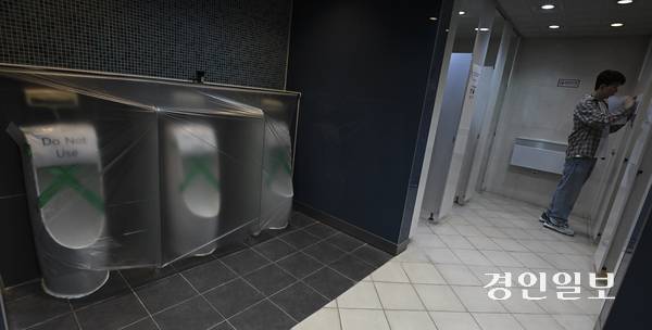 26일 오전 수원시 영통구 아주대학교에서 개최된 세계영상사회학회 ‘IVSA 2025’ 회장에서 성별과 정체성 등을 초월해 누구나 이용할 수 있는 ‘모두의 화장실’이 마련돼 있다. 2025.6.26 /이지훈기자 jhlee@kyeongin.com