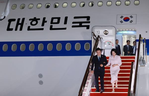 이재명 대통령과 김혜경 여사가 일본·미국 방문 일정을 마치고 28일 경기도 성남 서울공항에 도착해 공군1호기에서 내리고 있다. 2025.8.28 /연합뉴스