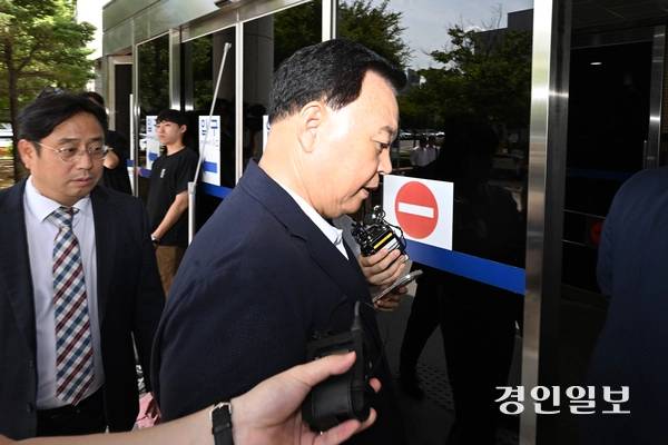 민간 사업자로부터 뇌물을 수수한 혐의를 받는 현직 경기도의원이 26일 구속 전 피의자 심문(영장실질심사)을 받기 위해 오후 안산시 단원구 수원지방법원 안산지원에 들어서고 있다. 2025.8.26 /최은성기자 ces7198@kyeongin.com