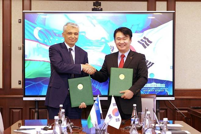 ▲ 정용기(오른쪽) 한국지역난방공사 사장이 지난해 6월 우즈베키스탄과 지역난방 현대화 사업 업무 협약을 하고 있다. 한난 정용기 사장은 28일 "몽골, 중앙아시아 등 북방 국가들은 노후 설비 개선과 에너지 전환 수요가 크다"라며 "우리 한난의 K-난방은 고효율·저탄소 기술로 현지 에너지 공급망 안정화에 기여하는 동시에, 외교적 협력관계 강화와 한국 기업들의 해외 동반 진출을 촉진할 것"이라고 강조했다. /사진제공=한국지역난방공사·성남=김규식 기자 kgs@incheonilbo.com