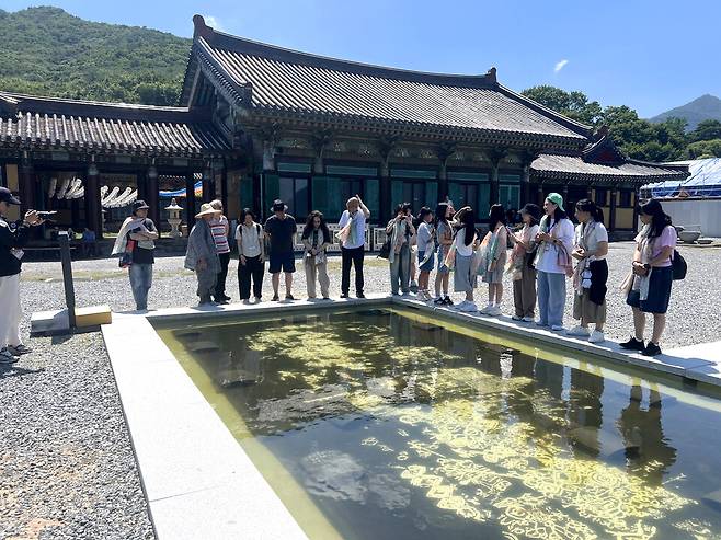 ▲ 지난달 31일 경남 양산시 통도사의 서운암에서 진행된 코린코 프로그램 현장 모습. /사진제공=경기문화재단