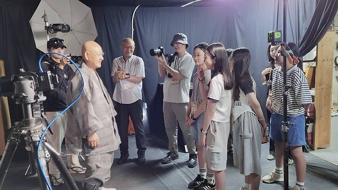 ▲ 지난달 31일 경남 양산시 통도사의 서운암에서 진행된 코린코 프로그램 현장 모습. /사진제공=경기문화재단