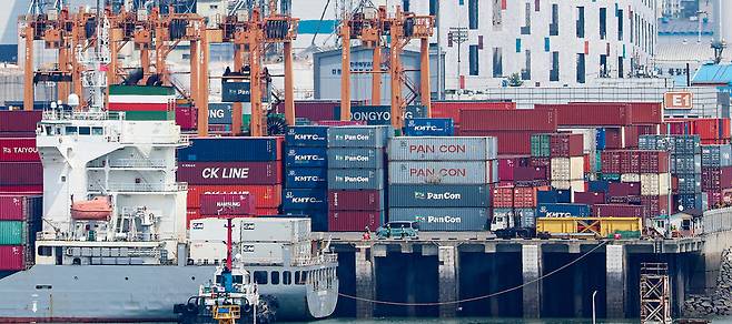 ▲ 한국이 지난달 3500억달러 투자와 1000억달러 규모 미국산 에너지 구매를 조건으로 대미 상호관세율을 25%에서 15%로 낮추는 데 합의한 가운데 도널드 트럼프 미국 대통령은 지난 25일(현지시간) 이재명 대통령과의 정상회담에서 한·미 무역 합의를 예정대로 이행하겠다고 밝혔다. 사진은 28일 인천항 컨테이너터미널에 화물선이 정박하고 있는 모습. /이호윤 기자 256@incheonilbo.com