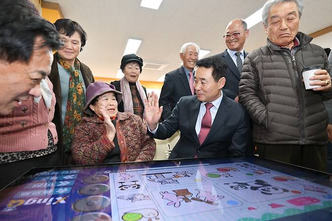 백영현 포천시장이 노인사랑방 이용 어르신들과 함께하고 있다. 사진=포천시청