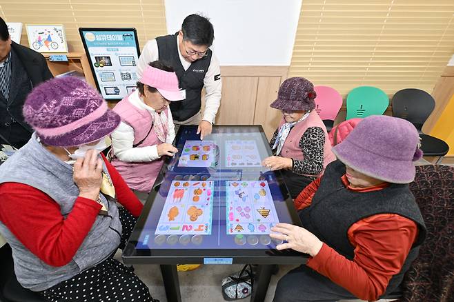 어르신들이 노인사랑방에서 즐거운 시간을 갖고 있다. 사진=포천시청