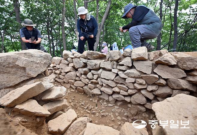 28일 오전 용인시 보라산에서 용인시와 (재)한국문화유산연구원이 함께 진행 중인 보라산 백제고분군 긴급발굴조사 현장이 시민들에게 공개돼 현장을 찾은 시민들이 발굴된 유물과 발굴현장을 둘러보고 있다. 보라산 백제고분군은 백제 전기 한성기에 조성된 무덤으로, 지난 2021년 단독주택 건설 과정에서 처음 발견됐다. 시와 연구원은 이후 정밀 지표조사를 통해 총 32기의 고분을 확인했으며, 이 가운데 훼손 위기에 놓인 2기에 대해 지난 7월부터 긴급 발굴에 착수했다. 김경민기자