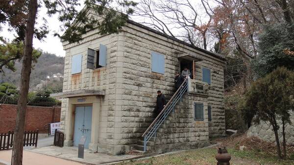 전라남도가 광복 80주년을 맞아 일제강점기 유적에 대해 단순 보존을 넘어 교육관광자원으로 활용키로 했다. 사진은 구 목포부청 서고. 전남도 제공
