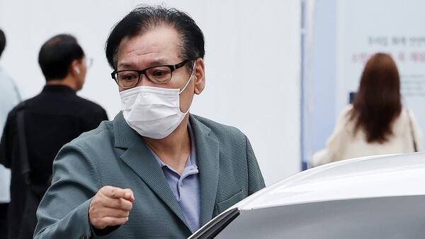 영장심사를 포기한 건진법사&nbsp;전성배&nbsp;씨가 지난 21일 민중기 특별검사팀 사무실이 마련된 서울 종로구 KT 광화문빌딩 웨스트에서 대기하기 위해 출석하고 있다. 전 씨는 이날 오전 10시 30분에 영장실질심사를 받을 예정이었지만 심사 포기 의사를 밝혔다. 연합뉴스