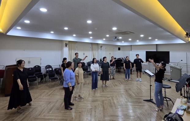 오페라 ‘춘향전’ 출연진이 연습을 하는 모습.<움트클래식 제공>