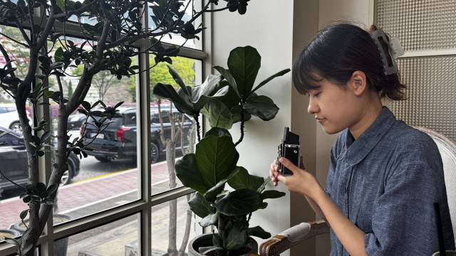 안소연씨가 빈티지 카메라 ‘클라시M1’을 이용해 창밖을 촬영하고 있다./이하은 기자/