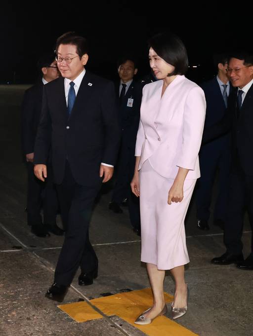 이재명 대통령과 김혜경 여사가 일본·미국 방문 일정을 마치고 28일 경기도 성남 서울공항에 도착해 공항을 나서고 있다. 연합뉴스