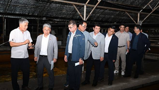 이상봉 제주도의회 의장과 의원들이 27일 한림읍 소재 양식장을 방문해 고수온 피해를 점검했다.