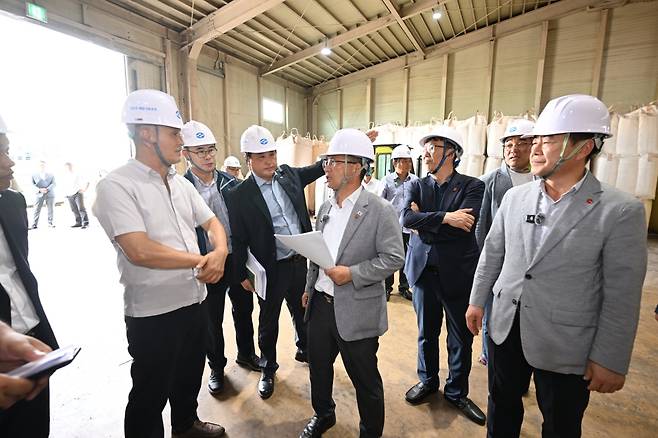 이상봉 제주도의회 의장을 비롯한 의원들은 지난 27일 제주시 한림읍 소재 제주어류양식수협 배합사료 공장을 방문했다.