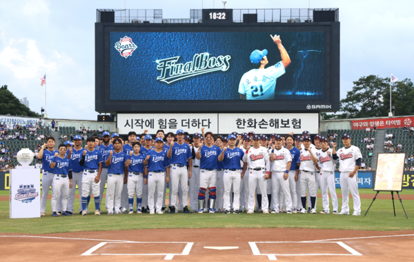 두산 삼성 선수단의 기념촬영(사진=두산)