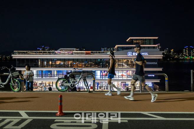 선착장과 러너 (사진=서울관광재단)