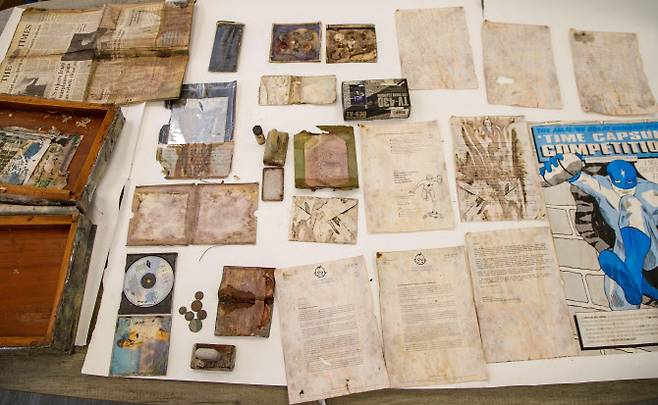 다이애나비가 1991년 영국 런던 ‘그레이트 오몬드 스트리트 병원’에 묻었던 타임캡슐을 개봉한 뒤 나온 물건들. (GOSH)에 묻었던 타임캡슐(사진=GOSH, 가디언)