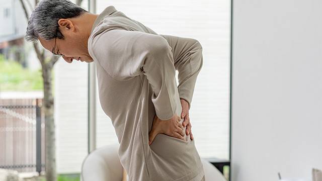 척추관협착증이란 신경이 지나가는 통로인 척추관이 좁아진 상태를 말한다|출처: 클립아트코리아