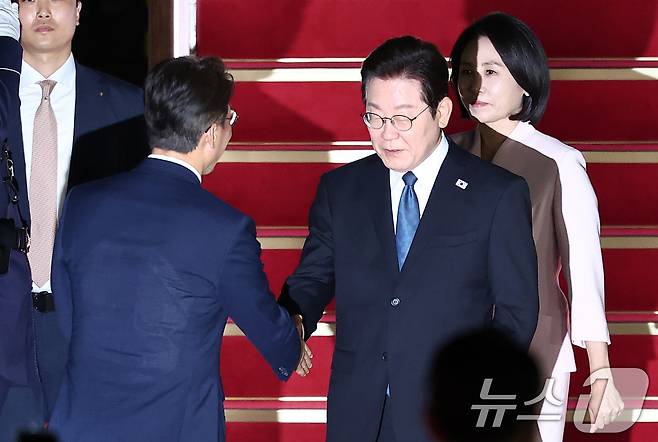 '3박 6일' 일본·미국 순방 일정을 마친 이재명 대통령과 김혜경 여사가 28일 새벽 경기도 성남 서울공항을 통해 귀국해 김민석 국무총리와 인사하고 있다. 2025.8.28/뉴스1 ⓒ News1 김성진 기자